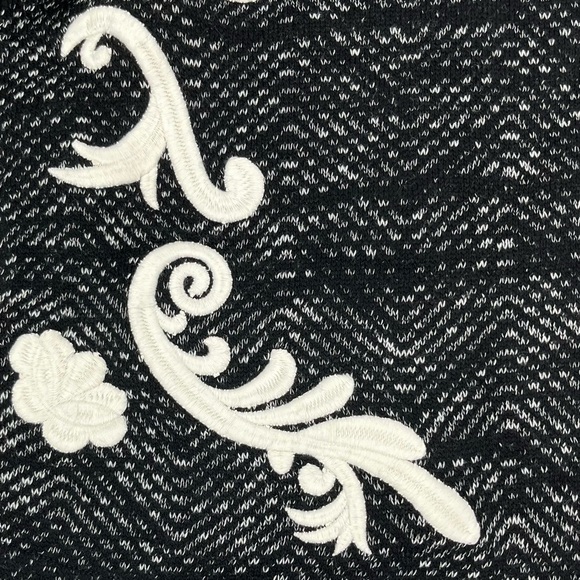 Lucky Brand Black & White Embroidered Boxy High-Low Pullover Crewneck Sweater - Picture 6 of 9
